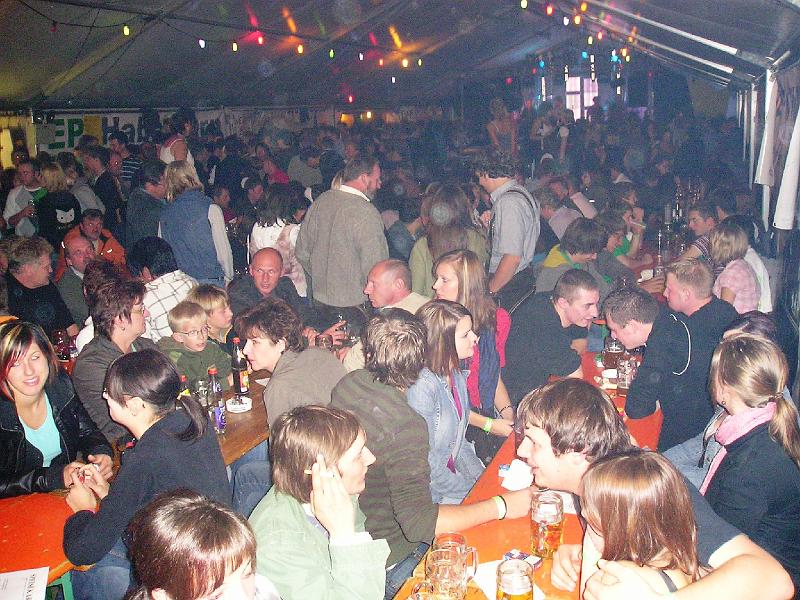 Huette_ voll.JPG - Blick vom Zelteingang über die vielen Gäste zur Bühne im Hintergrund.